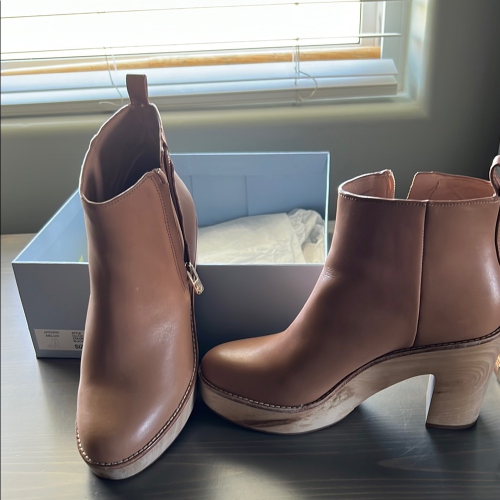 Elegant Tan Leather Ankle Boots